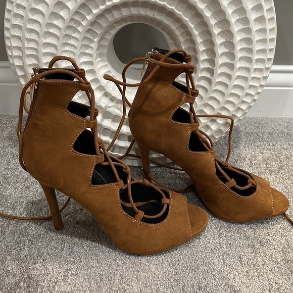 Womens Aldo heels. - Picture 2 of 4
